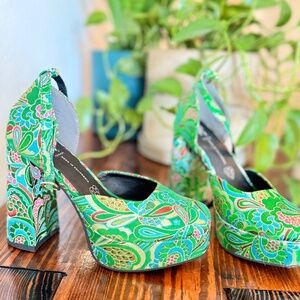 BC Footwear Green Floral Brocade Platform Heels | Size 6